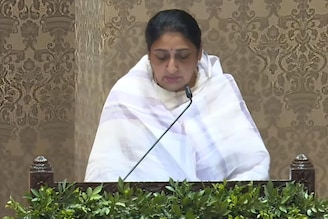 अजितदादांच्या नावाच्या घोषणा, धीरगंभीर वातावरणात सुनेत्रा पवारांची शपथ, खास फोटो