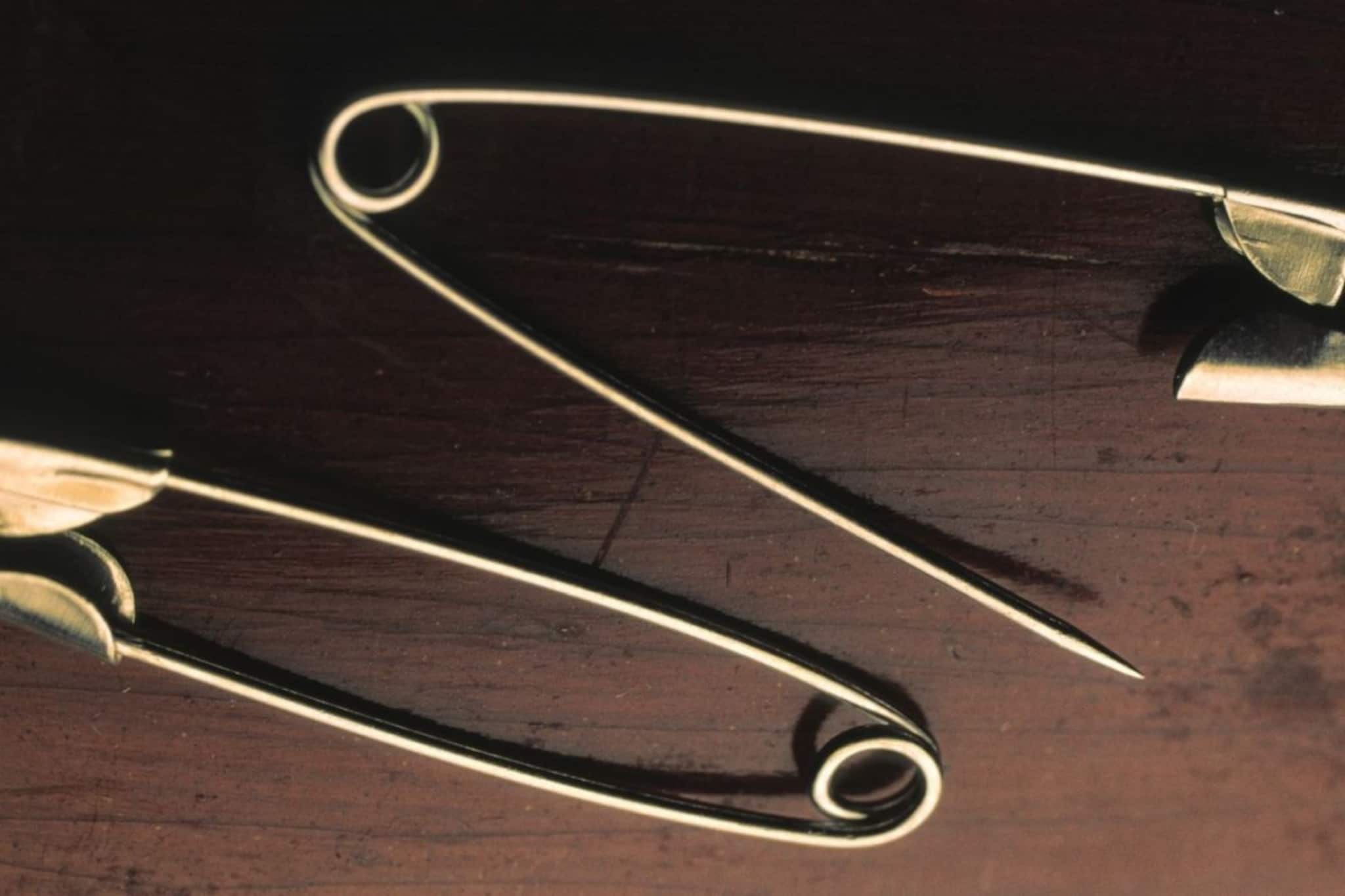 Safety Pin : सेफ्टी पिनला हा होल का असतो? आहे मोठा कामाचा, अनेकांना माहिती नाही