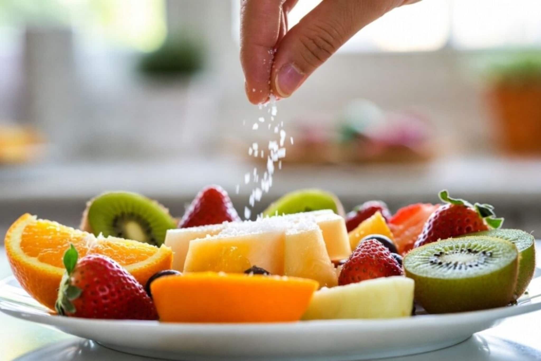 Salt On Fruits : फळांवर मीठ टाकून का खाऊ नये? चव वाढते पण आरोग्यावर वाईट परिणाम