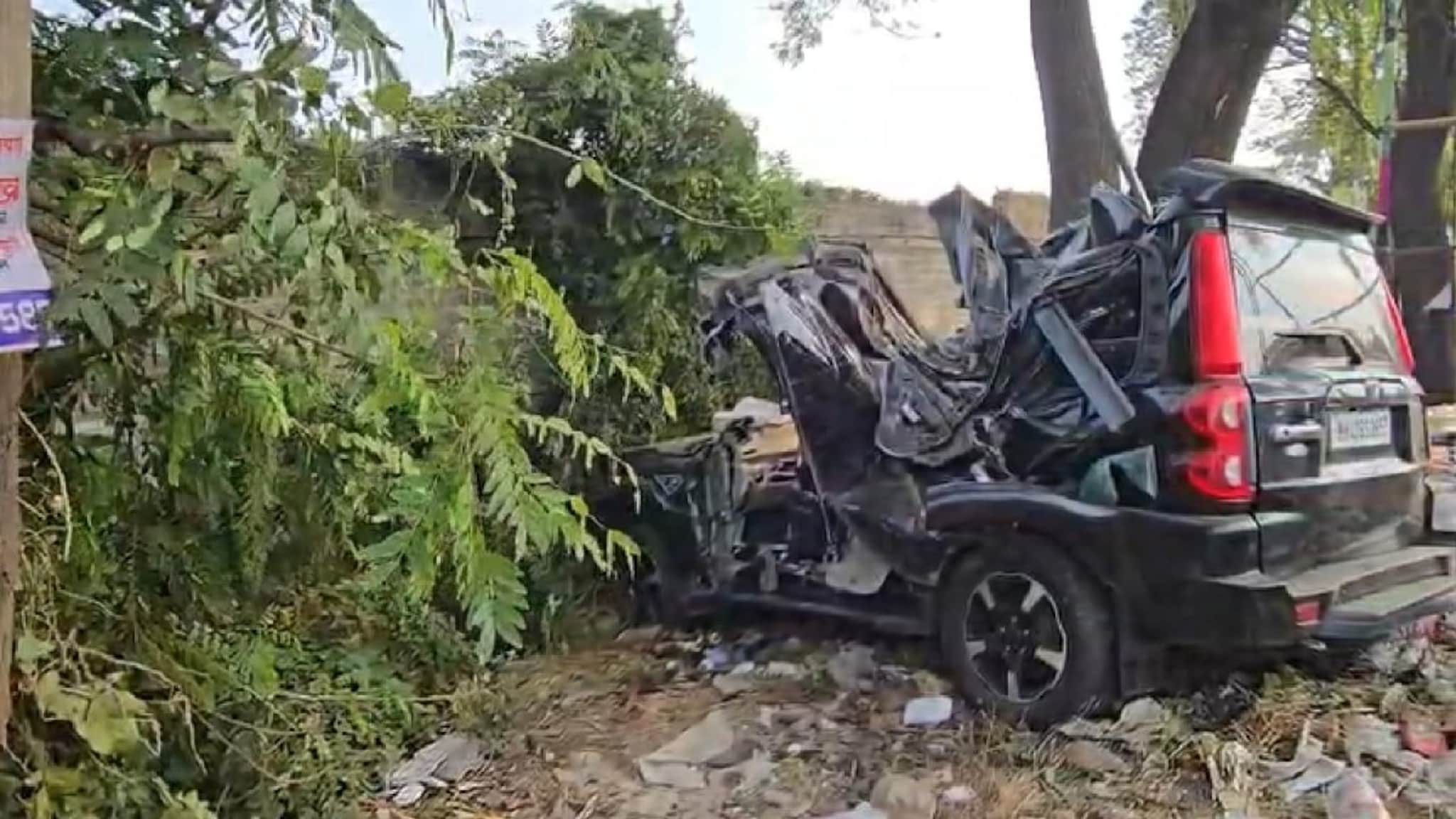 Accident: पुणे-सोलापूर महामार्गावर भरधाव स्कॉर्पिओचा चुराडा, मृत्यूचा दाढेतून वाचले तिघे पण एकानं गमावला जीव, PHOTO