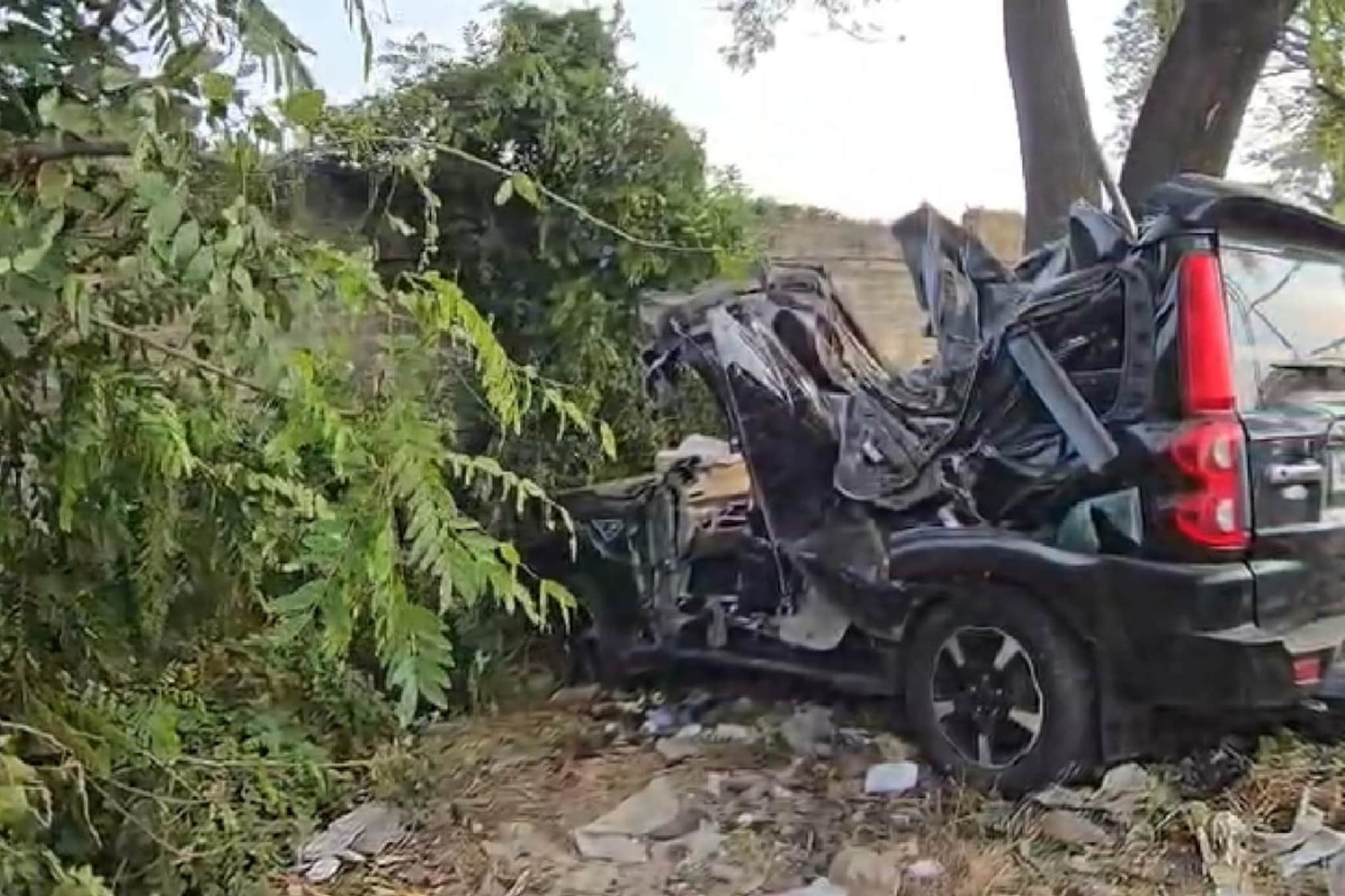 पुणे-सोलापूर महामार्गावर स्कॉर्पिओचा चुराडा, मृत्यूचा दाढेतून तिघे वाचले पण... पुणे-सोलापूर महामार्गावर स्कॉर्पिओचा चुराडा, मृत्यूचा दाढेतून तिघे वाचले पण...