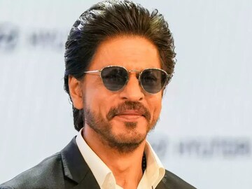 शाहरुखचा नादच खुळा! हातात घातलंय 13,51,26,825 किंमतीचं घड्याळ