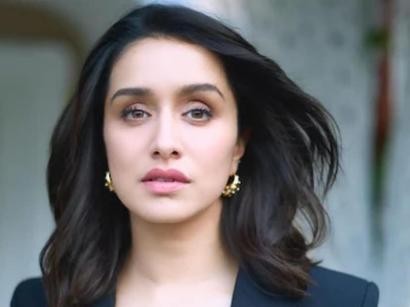 बॉलिवूडमधून नेहमीच सेलिब्रिटींच्या लग्नाच्या बातम्या समोर येत असतात. नुकतीच कृति सेननची बहीण नुपूर सेनन लग्नबंधनात अडकली आहे. अशातच आता एका अभिनेत्रीच्या लग्नाच्या चर्चांना सुरुवात झाली आहे. ही अभिनेत्री दुसरी तिसरी कोणी नसून श्रद्धा कपूर आहे. बॉलिवूडमधून नेहमीच सेलिब्रिटींच्या लग्नाच्या बातम्या समोर येत असतात. नुकतीच कृति सेननची बहीण नुपूर सेनन लग्नबंधनात अडकली आहे. अशातच आता एका अभिनेत्रीच्या लग्नाच्या चर्चांना सुरुवात झाली आहे. ही अभिनेत्री दुसरी तिसरी कोणी नसून श्रद्धा कपूर आहे.