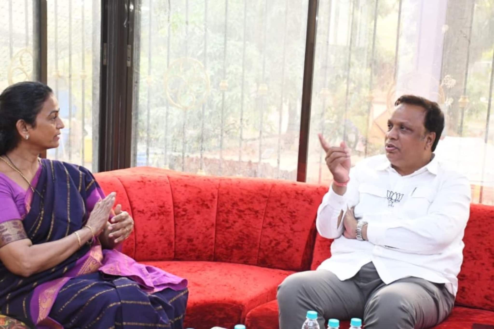 राजीनामा दिल्याबरोबर आशिष शेलारांची भेट,माजी महापौर शुभा राऊळ भाजपमध्ये?