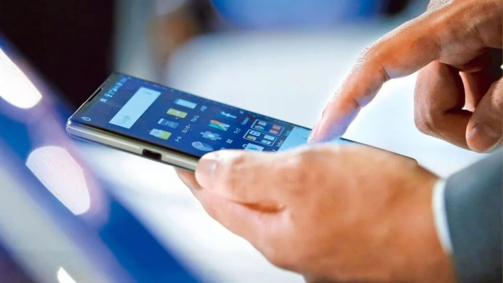 Mobile Interesting Facts : एवढ्याशा मोबाईलमध्ये इतकं सगळं कसं काय बसतं? फोन इतका स्मार्ट कसा झाला? Mobile Interesting Facts : एवढ्याशा मोबाईलमध्ये इतकं सगळं कसं काय बसतं? फोन इतका स्मार्ट कसा झाला?