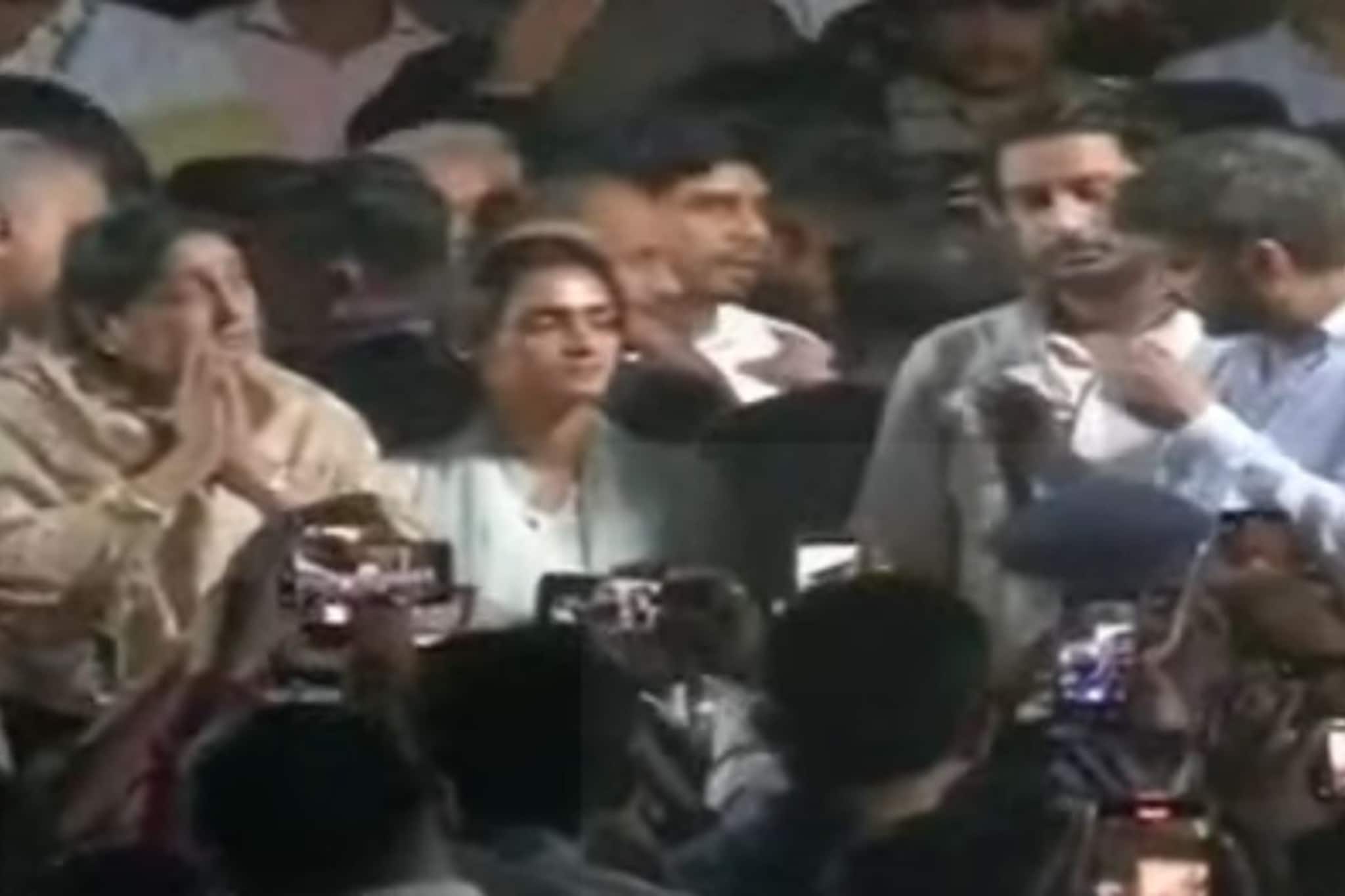 शोकाकुल झालेल्या जनसमुदायाला जय-पार्थने सावरलं, VP मैदानावरील लाखभर लोक स्तब्ध