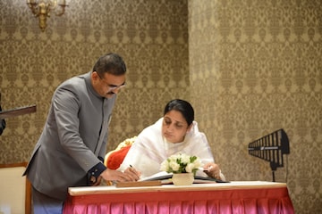 अजितदादांच्या नावाच्या घोषणा, धीरगंभीर वातावरणात सुनेत्रा पवारांची शपथ, खास फोटो अजितदादांच्या नावाच्या घोषणा, धीरगंभीर वातावरणात सुनेत्रा पवारांची शपथ, खास फोटो