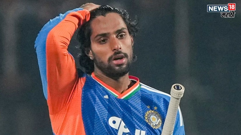 टी-20 क्रिकेटमध्ये सलग दोन शतके ठोकणारा स्टार फलंदाज तिलक वर्मा न्यूझीलंडविरुद्धच्या ५ सामन्यांच्या टी-20 मालिकेतून जवळपास बाहेर पडला आहे. राजकोट येथे विजय हजारे ट्रॉफी खेळत असताना त्याला अचानक पोटात तीव्र वेदना जाणवू लागल्या. टी-20 क्रिकेटमध्ये सलग दोन शतके ठोकणारा स्टार फलंदाज तिलक वर्मा न्यूझीलंडविरुद्धच्या ५ सामन्यांच्या टी-20 मालिकेतून जवळपास बाहेर पडला आहे. राजकोट येथे विजय हजारे ट्रॉफी खेळत असताना त्याला अचानक पोटात तीव्र वेदना जाणवू लागल्या.