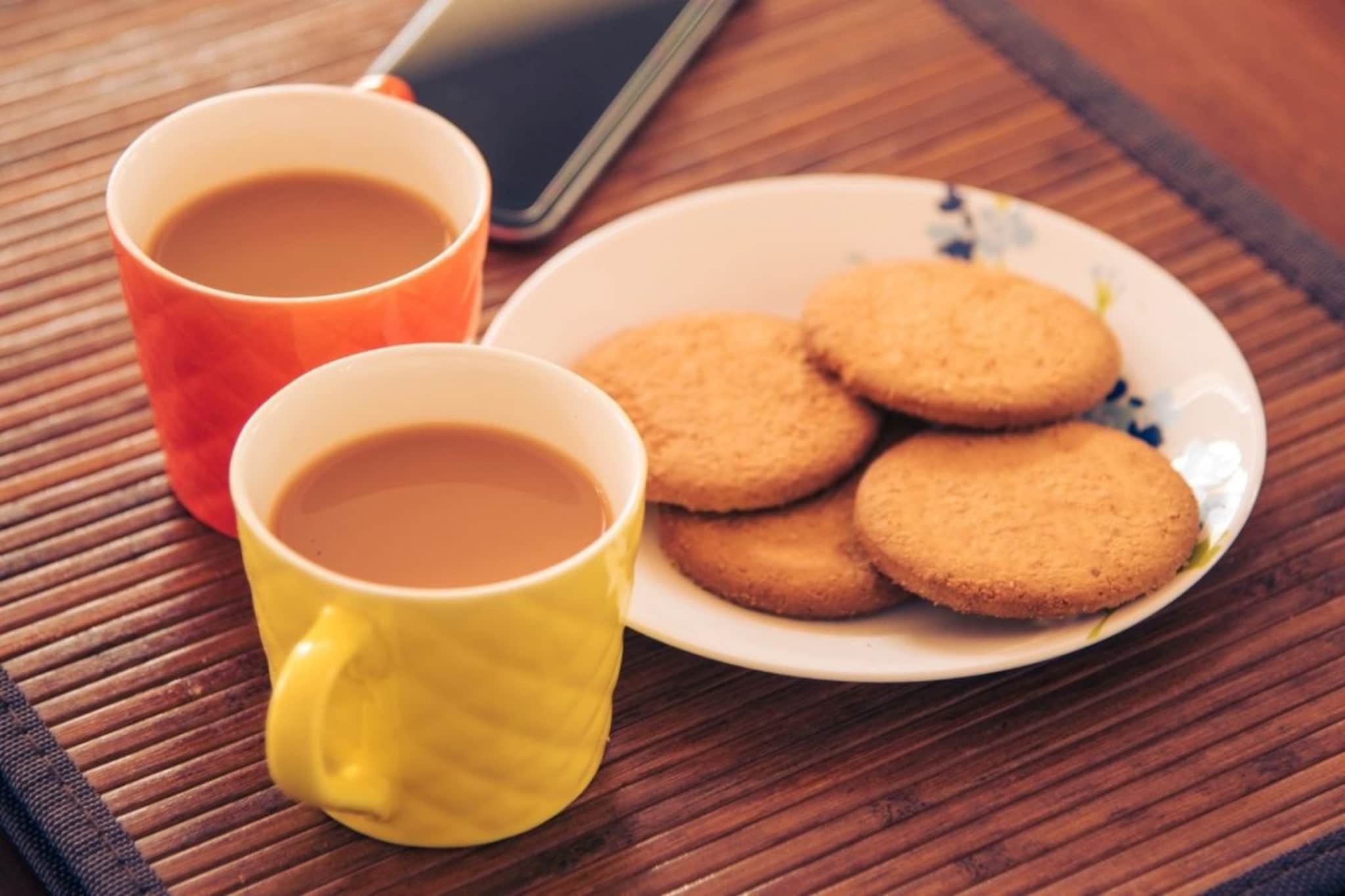 चहासोबत बिस्कीट का खाऊ नये; चहा-बिस्कीट खाण्याचा परिणाम काय?