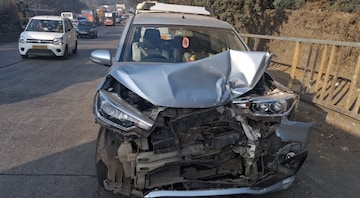 घोडबंदर गायमुख घाटात विचित्र अपघात! पाहा धडकी भरवणारे फोटो, वाहनांचा चक्काचूर घोडबंदर गायमुख घाटात विचित्र अपघात! पाहा धडकी भरवणारे फोटो, वाहनांचा चक्काचूर