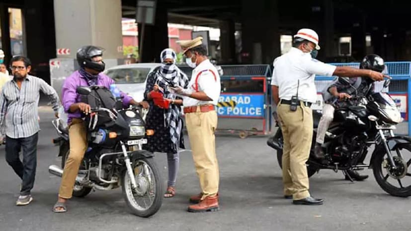 सरकार आता ट्रॅफिक नियम तोडणाऱ्यांवर कठोर कारवाई करणार आहे. रस्ते परिवहन मंत्रालयाने मोटर वाहन नियमांमध्ये बदलाचा ड्राफ्ट तयार केला आहे. ज्या अंतर्गत कोणताही वाहन मालक ट्रॅफिक चालान भरला नाही तर त्याच्या गाडीचं रजिस्ट्रेशन सर्टिफिकेट म्हणजेच RC रद्द केला जाऊ शकतो. एवढेच नाही तर ड्रायव्हिंग लायसेन्सलाही सस्पेंड केले जाऊ शकते. याचा उद्देश जे लोक वारंवार नियम तोडतात त्यांच्यावर कारवाई करणे आहे. सरकार आता ट्रॅफिक नियम तोडणाऱ्यांवर कठोर कारवाई करणार आहे. रस्ते परिवहन मंत्रालयाने मोटर वाहन नियमांमध्ये बदलाचा ड्राफ्ट तयार केला आहे. ज्या अंतर्गत कोणताही वाहन मालक ट्रॅफिक चालान भरला नाही तर त्याच्या गाडीचं रजिस्ट्रेशन सर्टिफिकेट म्हणजेच RC रद्द केला जाऊ शकतो. एवढेच नाही तर ड्रायव्हिंग लायसेन्सलाही सस्पेंड केले जाऊ शकते. याचा उद्देश जे लोक वारंवार नियम तोडतात त्यांच्यावर कारवाई करणे आहे.