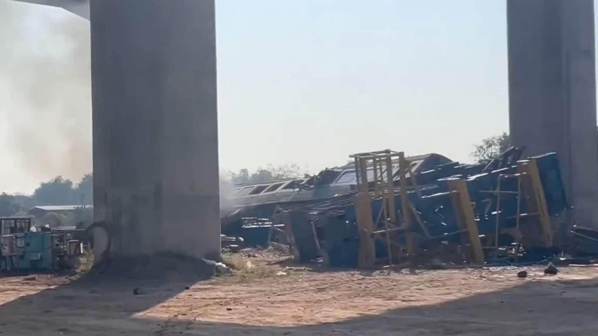 Train Accident : खाली ट्रेन, वर क्रेन! 22 प्रवाशांचा भयानक मृत्यू; रेल्वे अपघाताचे थरकाप उडवणारे PHOTO