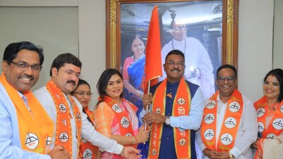 ठाणे में BJP को झटका: चुनाव से पहले तीन नगरसेवकों ने थामा शिवसेना का दामन.