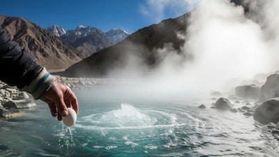 भारतातील एकमेव गाव जिथे आहे गरम पाण्याची नदी