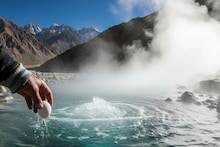 Interesting Facts : भारतातील एकमेव गाव जिथे आहे गरम पाण्याची नदी! वाहत्या पाण्यात उकडता येतात अंडी