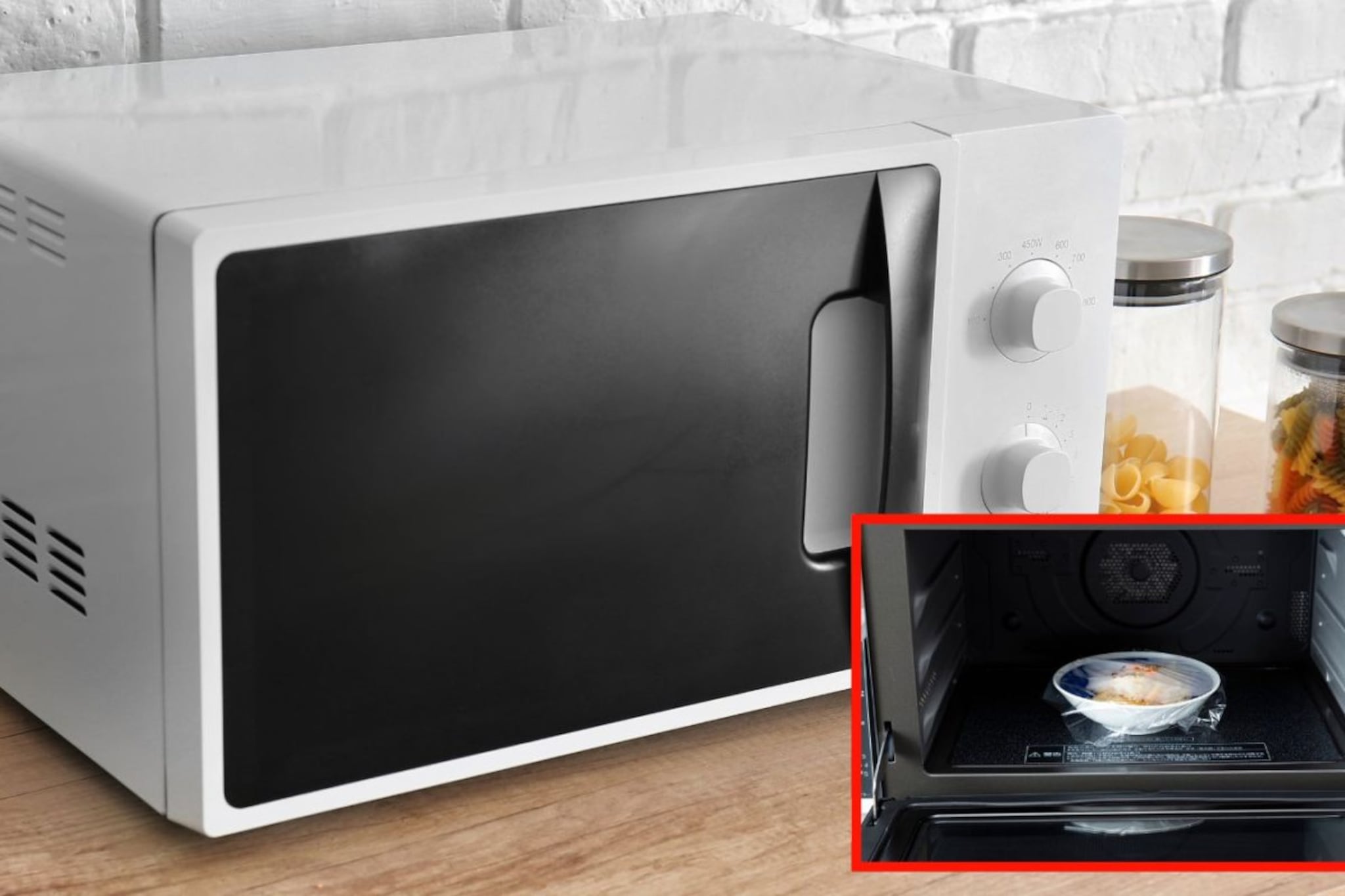 मायक्रोवेव्हमध्ये 'हे' पदार्थ ठेवताना घ्या काळजी; एका चुकीने होऊ शकतो मोठा स्फोट