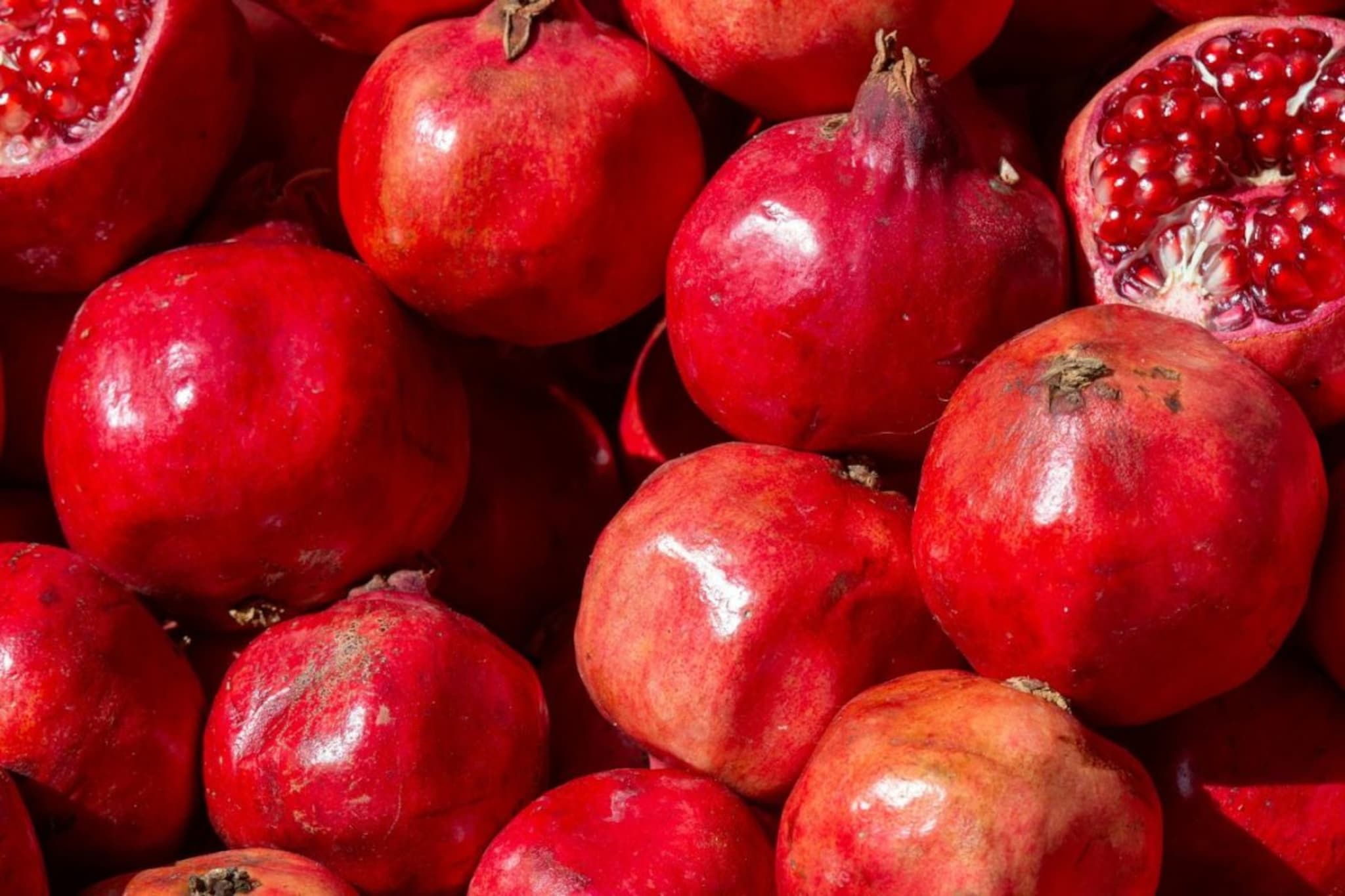 Face Pack : चेहऱ्यासाठी डाळिंबाचा रस वापरावा का ? डाळिंब फेसपॅक कसा तयार करायचा? Face Pack : चेहऱ्यासाठी डाळिंबाचा रस वापरावा का ? डाळिंब फेसपॅक कसा तयार करायचा?