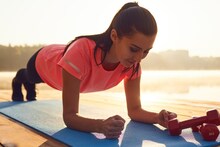 Planks : दिवसाची सुरुवात करा प्लांक व्यायामानं, स्नायू होतील मजबूत, लवचिकताही वाढेल, पाहूया प्लांकचे आणखी फायदे