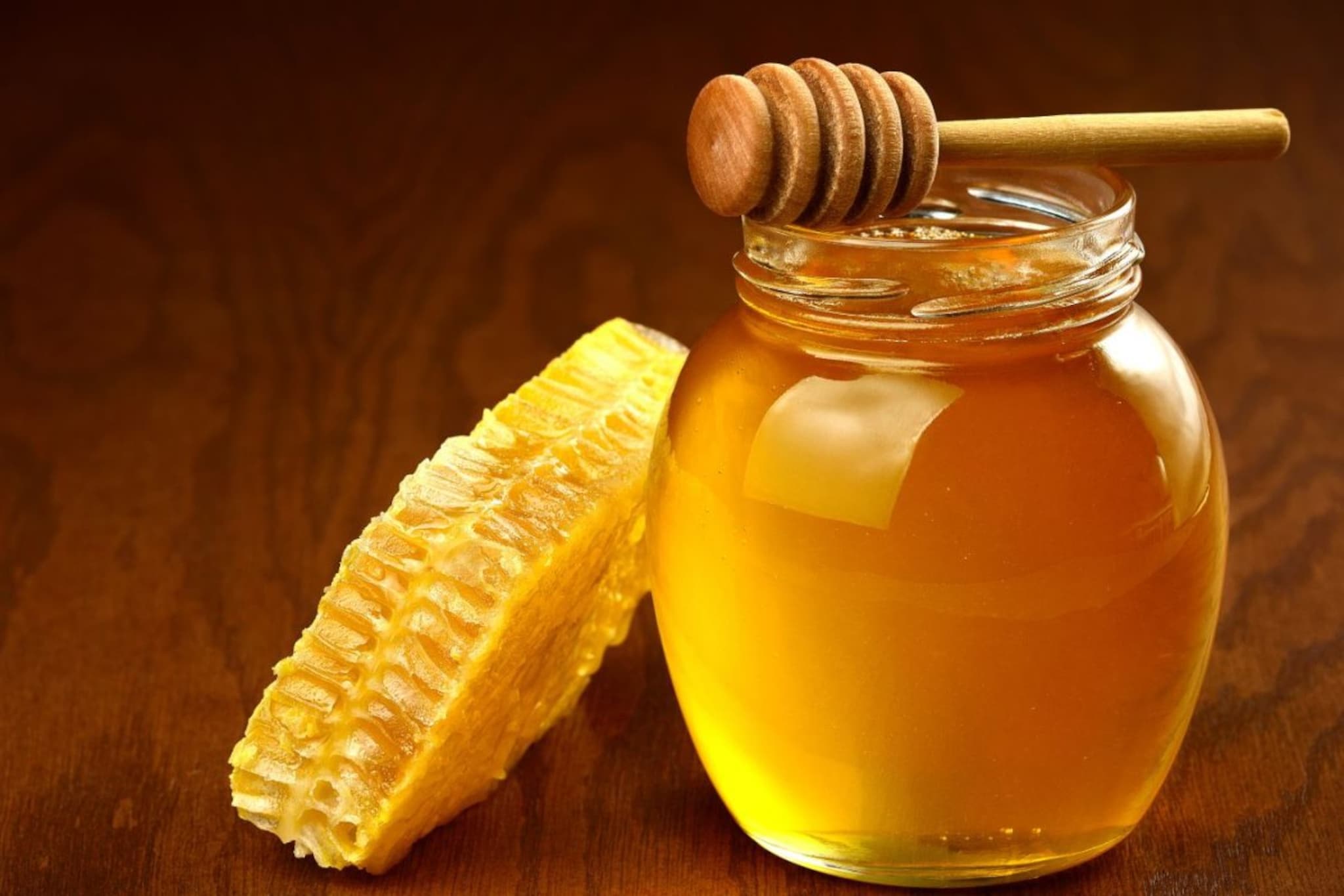 Face care : मधानं चेहरा दिसेल सुंदर, फ्रेश, वाचा मधाचे चेहऱ्यासाठी आणखी फायदे