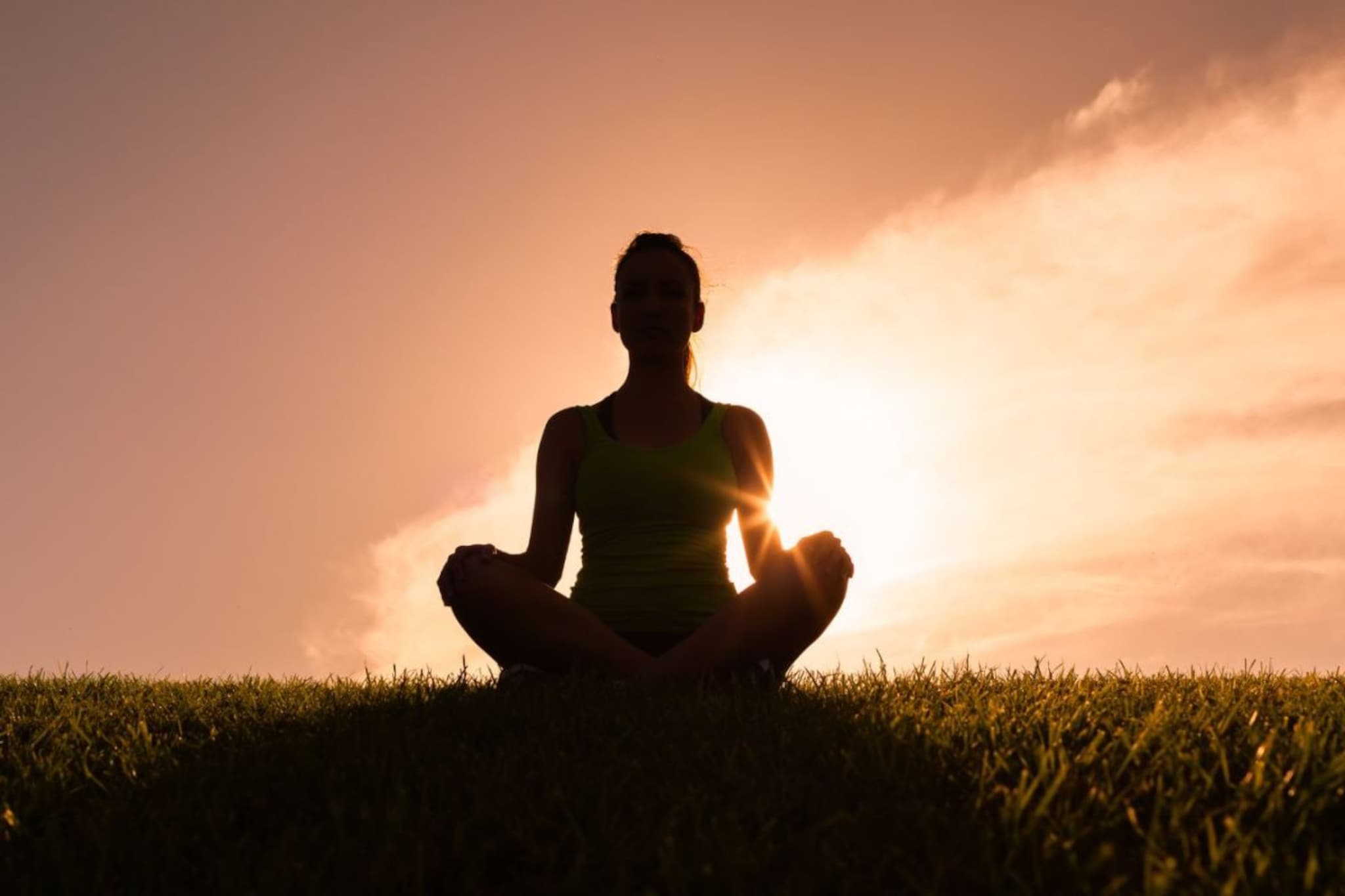 Meditation : ध्यानधारणा करण्याचं महत्त्व, शारीरिक - भावनिक आरोग्यासाठी उत्तम