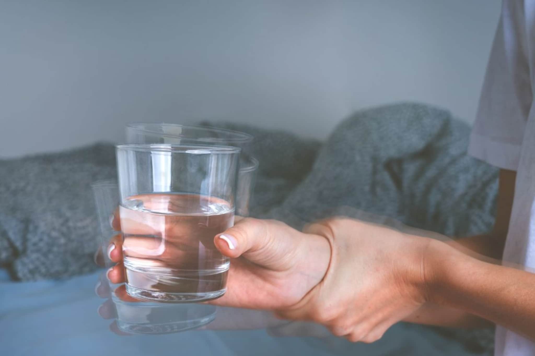 Vitamins Deficiency : हातांची थरथर का होते ? वेळीच व्हा सावध, जाणून घ्या कारणं