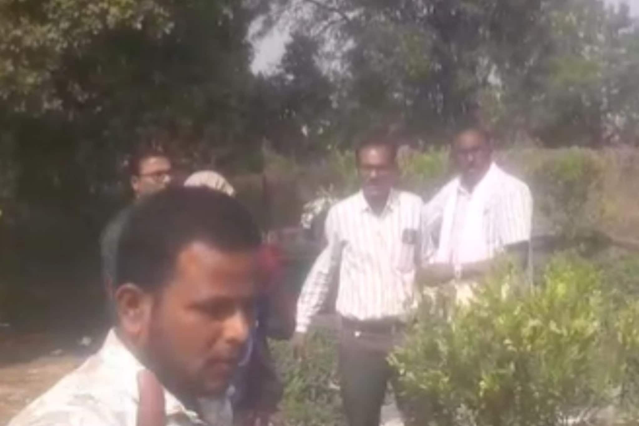 अनुदानाबाबत जाब विचारणाऱ्या शेतकऱ्याला बुटाने मारहाण, कृषी अधिकाऱ्याचा प्रताप