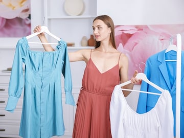 नवे कपडे न धुता घालणे खरंच योग्य आहे का? याचा आपल्या त्वचेवर कसा परिणाम होतो? नवे कपडे न धुता घालणे खरंच योग्य आहे का? याचा आपल्या त्वचेवर कसा परिणाम होतो?