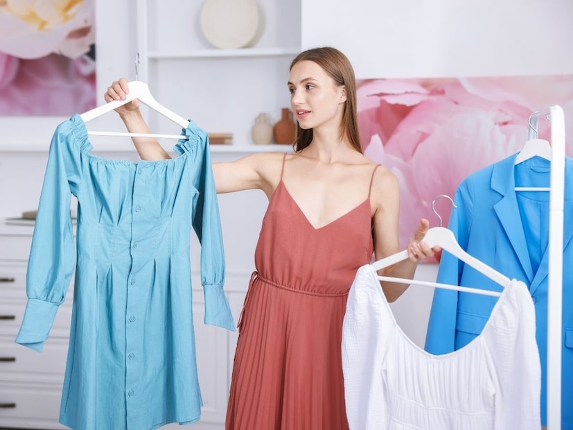 तज्ज्ञ सांगतात की, बाजारातून आणलेले नवे कपडे थेट घातल्यास त्वचेशी संबंधित समस्या उद्भवू शकतात. कारण हे कपडे फॅक्टरीतून ते दुकानापर्यंत अनेक टप्प्यांतून जातात. या प्रक्रियेत त्यावर विविध रसायने, धूळ आणि जंतू साचलेले असू शकतात. त्यामुळे कपडे एकदा तरी धुऊन घालणे आरोग्यासाठी महत्त्वाचे ठरते. तज्ज्ञ सांगतात की, बाजारातून आणलेले नवे कपडे थेट घातल्यास त्वचेशी संबंधित समस्या उद्भवू शकतात. कारण हे कपडे फॅक्टरीतून ते दुकानापर्यंत अनेक टप्प्यांतून जातात. या प्रक्रियेत त्यावर विविध रसायने, धूळ आणि जंतू साचलेले असू शकतात. त्यामुळे कपडे एकदा तरी धुऊन घालणे आरोग्यासाठी महत्त्वाचे ठरते.