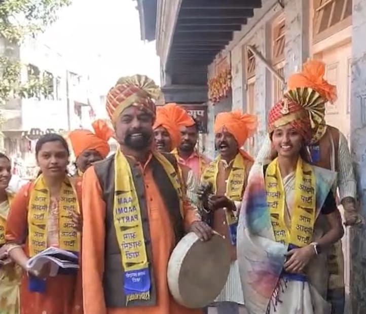 कोल्हापुरात महानगरपालिका निवडणुकीचा प्रचार आता शिगेला पोहोचलेला असतानाच प्रचारात एक वेगळाच रंग पाहायला मिळतोय. कोल्हापुरात महानगरपालिका निवडणुकीचा प्रचार आता शिगेला पोहोचलेला असतानाच प्रचारात एक वेगळाच रंग पाहायला मिळतोय.