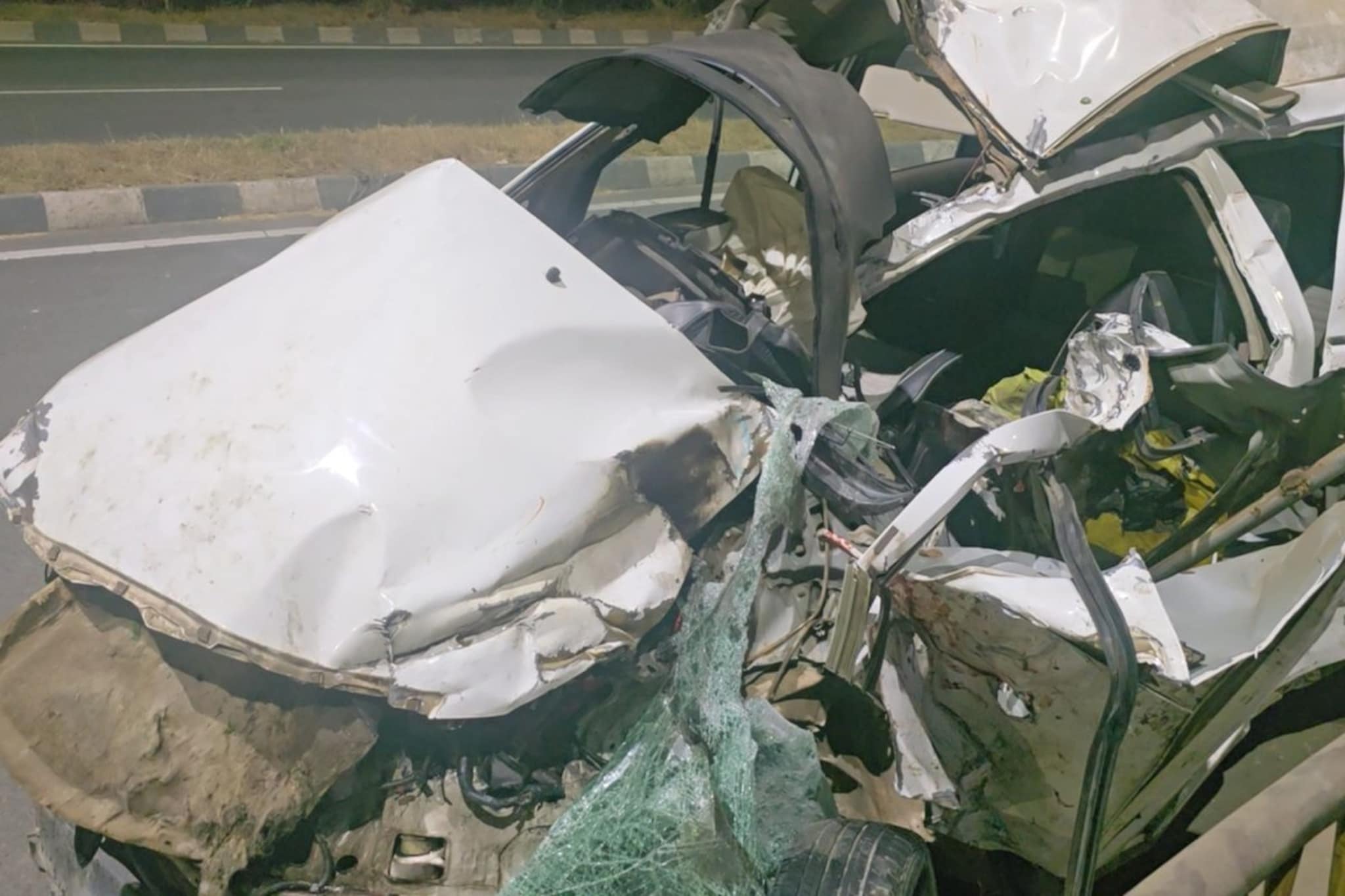 जळगाव-भुसावळ महामार्गावर भीषण अपघात, डिव्हायडर तोडून कंटेनरमध्ये घुसली इनोव्हा जळगाव-भुसावळ महामार्गावर भीषण अपघात, डिव्हायडर तोडून कंटेनरमध्ये घुसली इनोव्हा