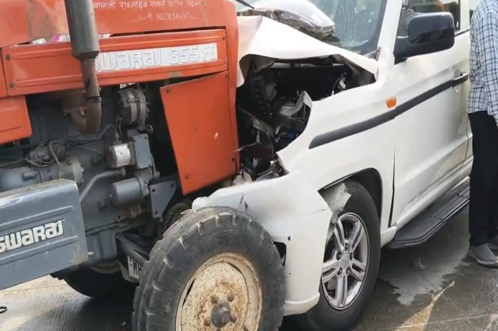 टायर फुटला अन् घात झाला! तहसीलदारांच्या गाडीचा भीषण अपघात, घटनास्थळावरचे PHOTO