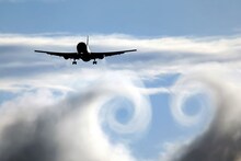 Airplain : विमानात टर्ब्युलन्स का जाणवतात? विमान हवेत कशाला धडकतं का? घाबरण्याचं कारण नाही, यामागे दडलंय 'हे' शास्त्रीय कारण