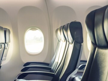 विमानातील सीटचा रंग 'निळाच' का असतो? जाणून घ्या यामागचे रंजक आणि शास्त्रीय कारण