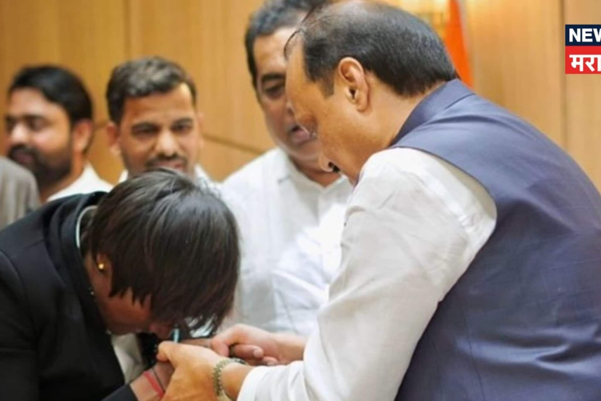 माझा देव चोरला! आईबाबांनंतर अजित दादांनाही गमावलं; पूर्णपणे कोलमडला सूरज चव्हाण माझा देव चोरला! आईबाबांनंतर अजित दादांनाही गमावलं; पूर्णपणे कोलमडला सूरज चव्हाण