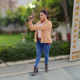 प्रसिद्ध अभिनेत्रीने कस्टम अधिकाऱ्यालाच गंडवलं, 11.5 कोटींचा चुना लावून फरार