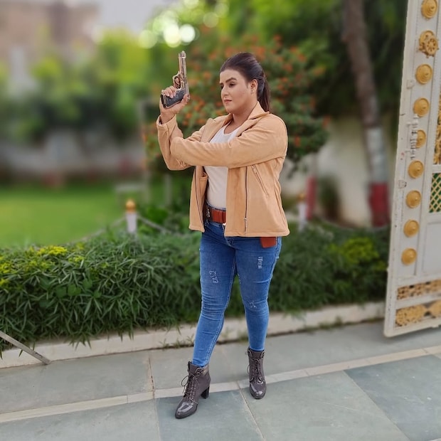 मुंबई : एखाद्या चित्रपटाच्या पटकथेलाही लाजवेल असा फसवणुकीचा थरार सध्या मुंबईत चर्चेचा विषय ठरला आहे. ३०० कोटींच्या कॅशचं आमिष दाखवून एका अनुभवी कस्टम क्लिअरन्स एजंटला तब्बल साडे अकरा कोटी रुपयांचा चुना लावण्यात आला आहे. मुंबई : एखाद्या चित्रपटाच्या पटकथेलाही लाजवेल असा फसवणुकीचा थरार सध्या मुंबईत चर्चेचा विषय ठरला आहे. ३०० कोटींच्या कॅशचं आमिष दाखवून एका अनुभवी कस्टम क्लिअरन्स एजंटला तब्बल साडे अकरा कोटी रुपयांचा चुना लावण्यात आला आहे.