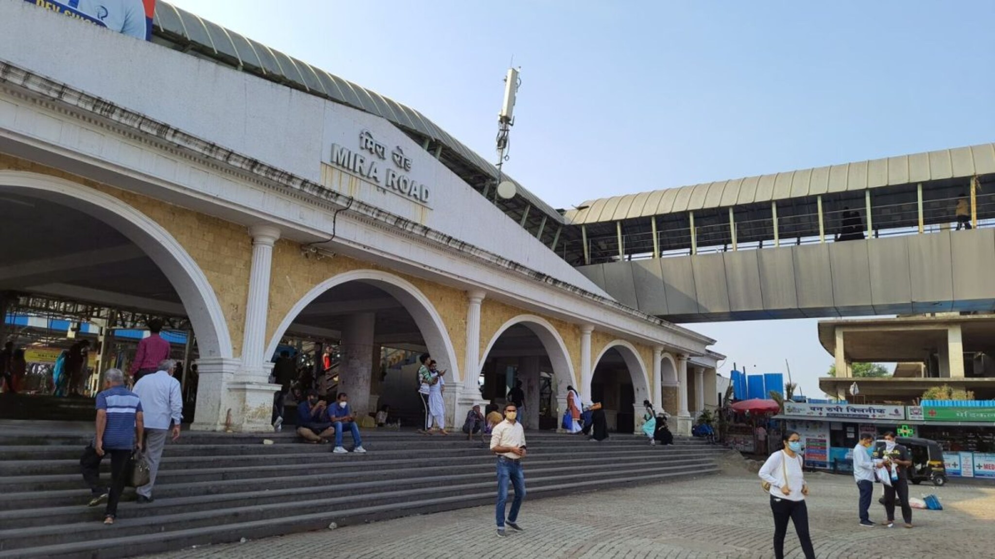 माणुसकीला काळिमा फासणारी घटना, सावत्र वडील- भावाकडून तरुणीवर वारंवार अत्याचार