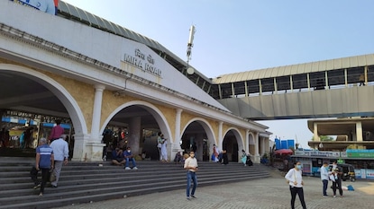 Mira Road: माणुसकीला काळिमा फासणारी घटना, सावत्र वडील- भावाकडून तरुणीवर वारंवार अत्याचार, मीरा रोड हादरलं Mira Road: माणुसकीला काळिमा फासणारी घटना, सावत्र वडील- भावाकडून तरुणीवर वारंवार अत्याचार, मीरा रोड हादरलं