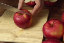 फक्त एक सफरचंद कापण्याचा VIDEO आणि मिळाले 33000 रुपये, कसं काय?