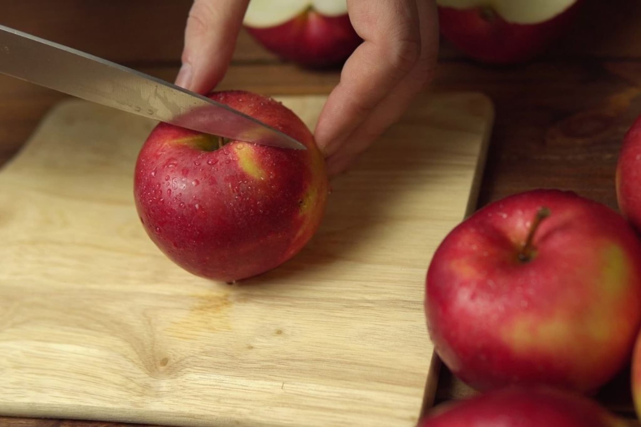 फक्त एक सफरचंद कापण्याचा VIDEO आणि मिळाले 33000 रुपये, कसं काय?