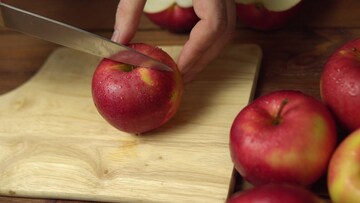 फक्त एक सफरचंद कापण्याचा VIDEO आणि मिळाले 33000 रुपये, कसं काय?