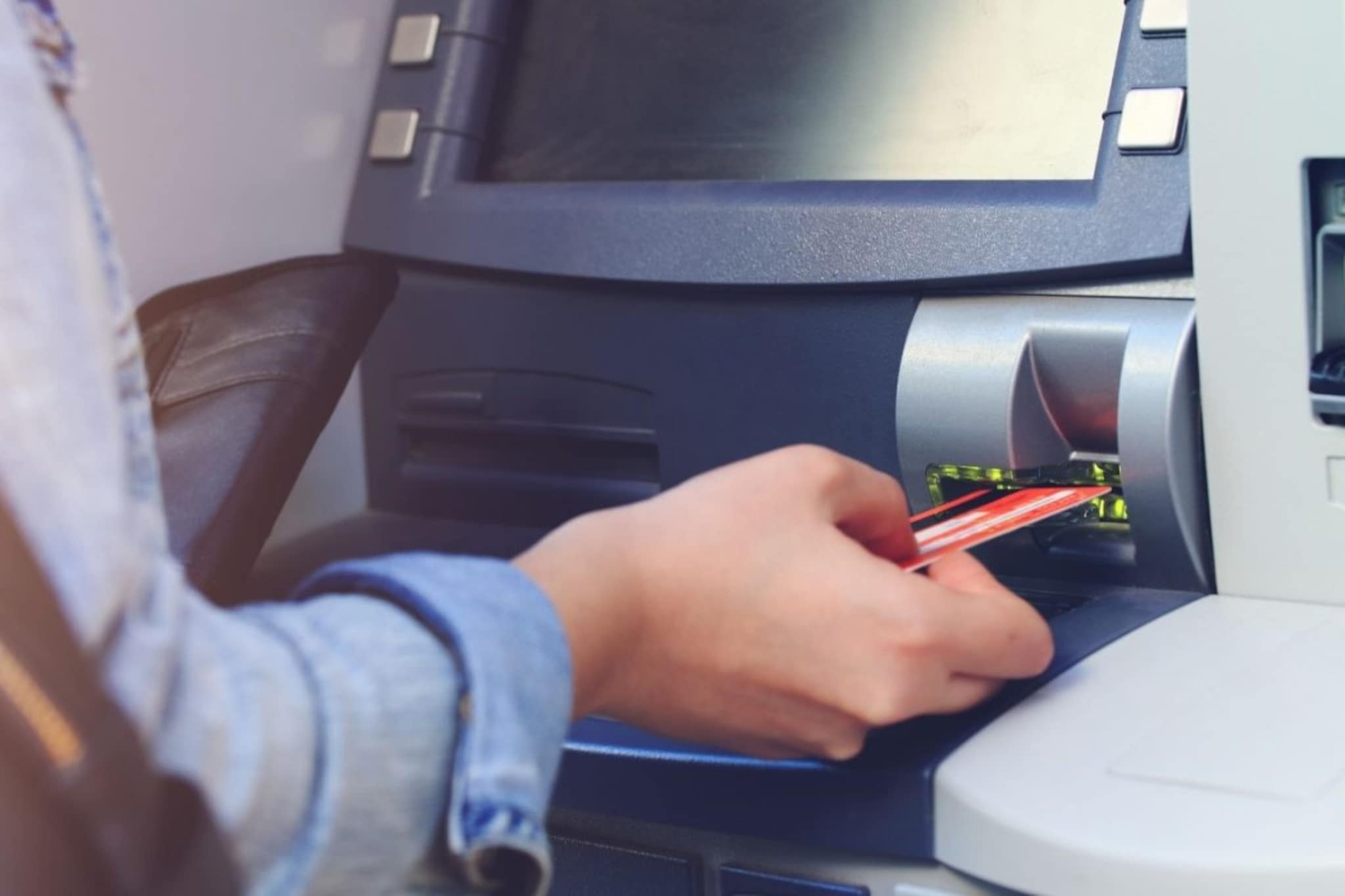 ATM वापर महागणार, इंटरचेंज फी वाढीनंतर SBI चे नवे चार्जेस लागू; ग्राहकांना फटका