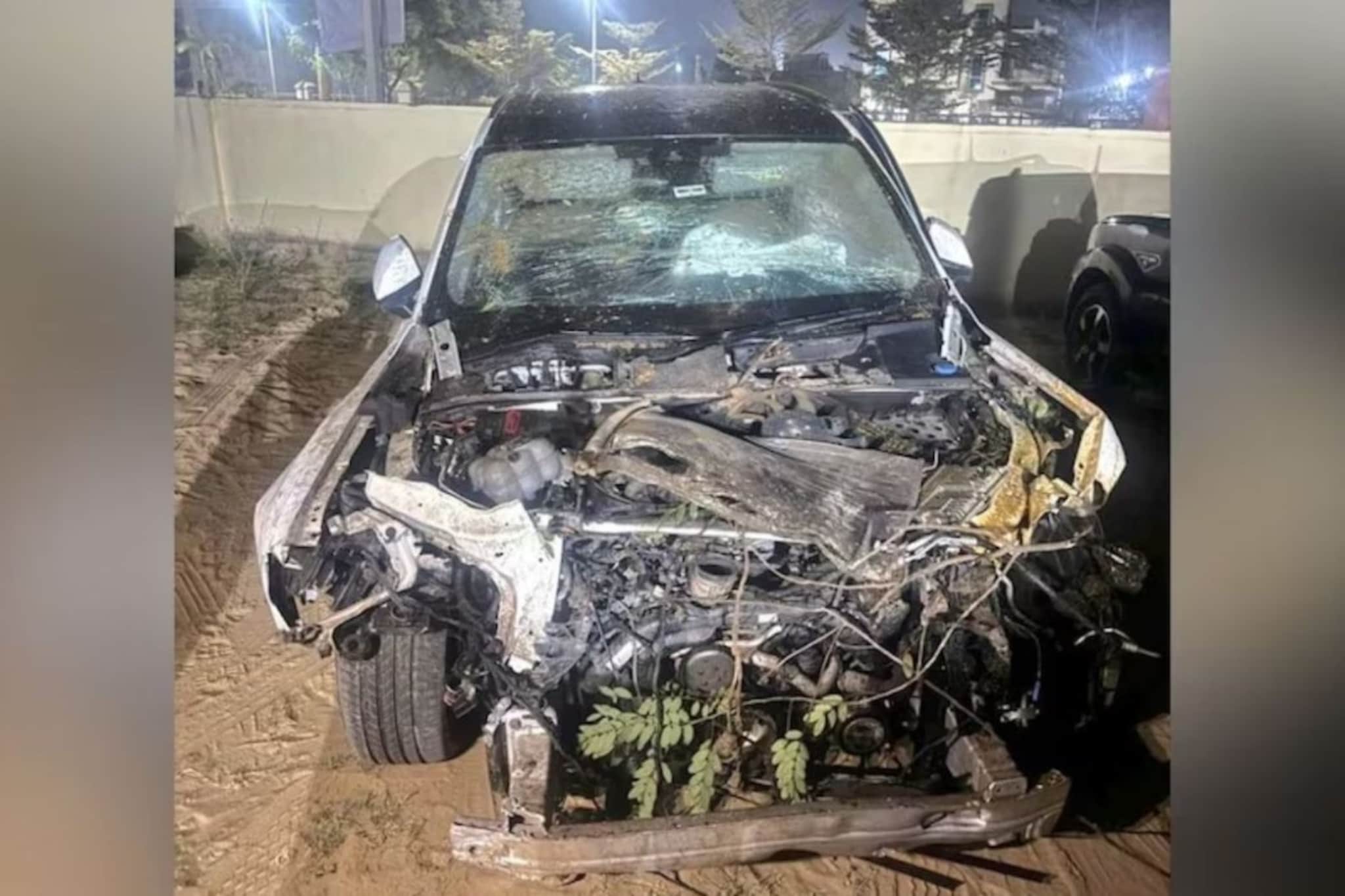 मध्यरात्री अपघाताचा थरार, भरधाव ऑडी कारने 16 जणांना उडवलं, स्टॉल्सच्या चिंधड्या मध्यरात्री अपघाताचा थरार, भरधाव ऑडी कारने 16 जणांना उडवलं, स्टॉल्सच्या चिंधड्या