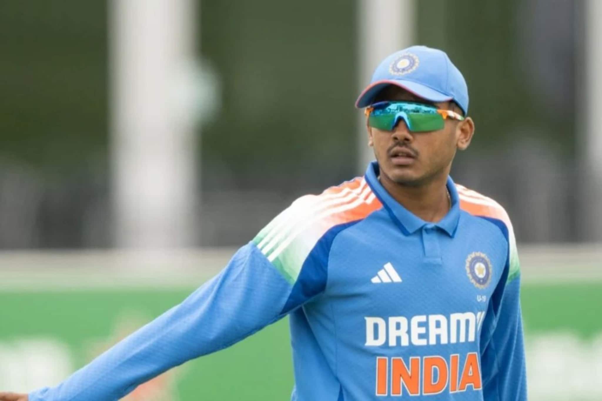 बॅटिंग नाही तर बॉलिंगमध्ये चालली आयुष म्हात्रेची जादू, एकट्याने फिरवली मॅच!