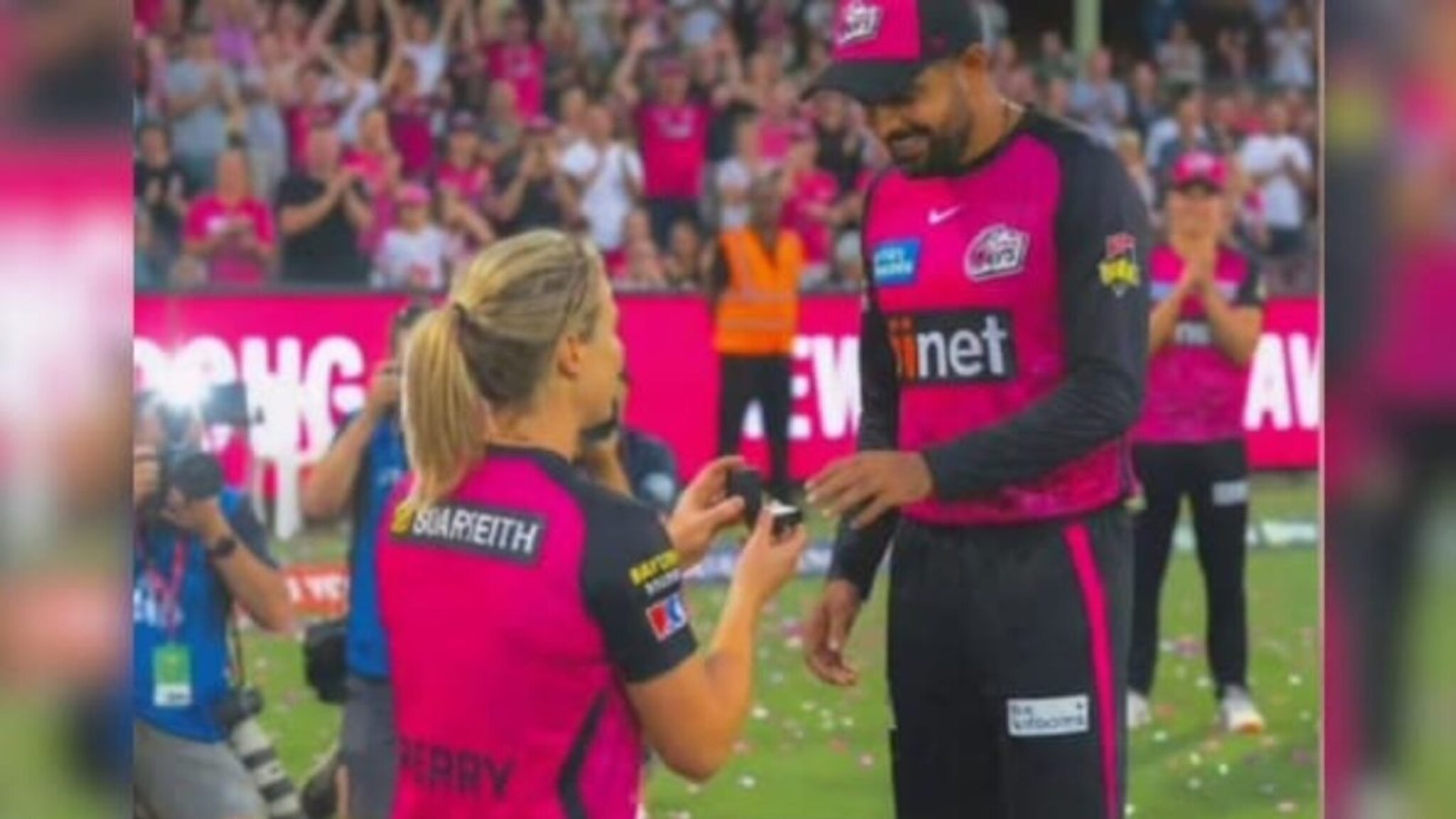 Babar Azam : खचाखच भरलेल्या मैदानात एलिस पेरीने बाबर आझमला प्रपोज केलं! धक्कादायक फोटोची Inside Story