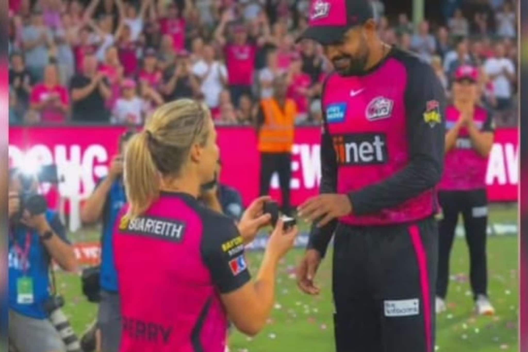 खचाखच भरलेल्या मैदानात एलिस पेरीने बाबर आझमला प्रपोज केलं! फोटोची Inside Story