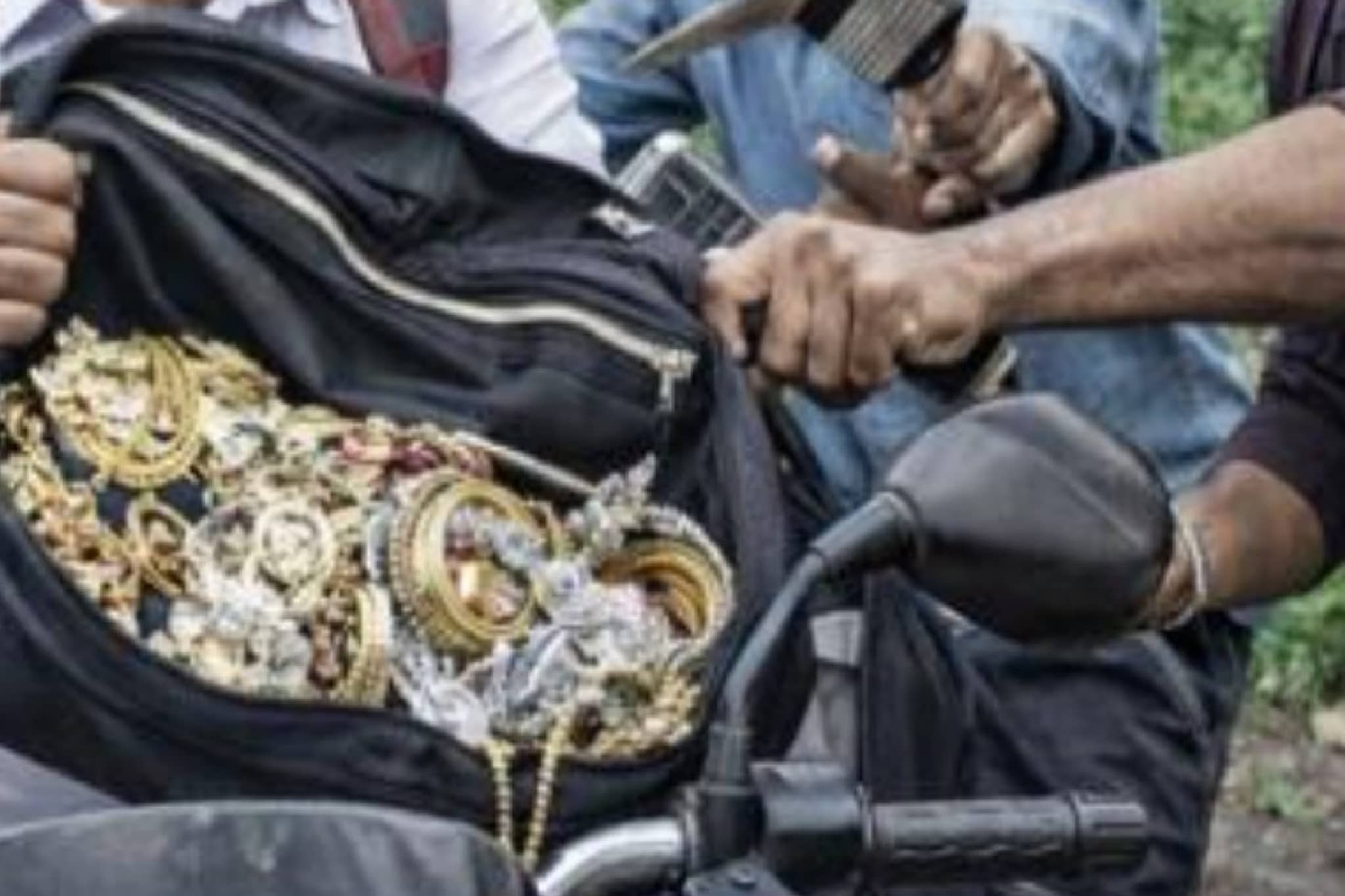 बीडच्या माजलगावात सराफा व्यापाऱ्याला ६० लाखांना लुटलं, सोने-चांदीवर डल्ला