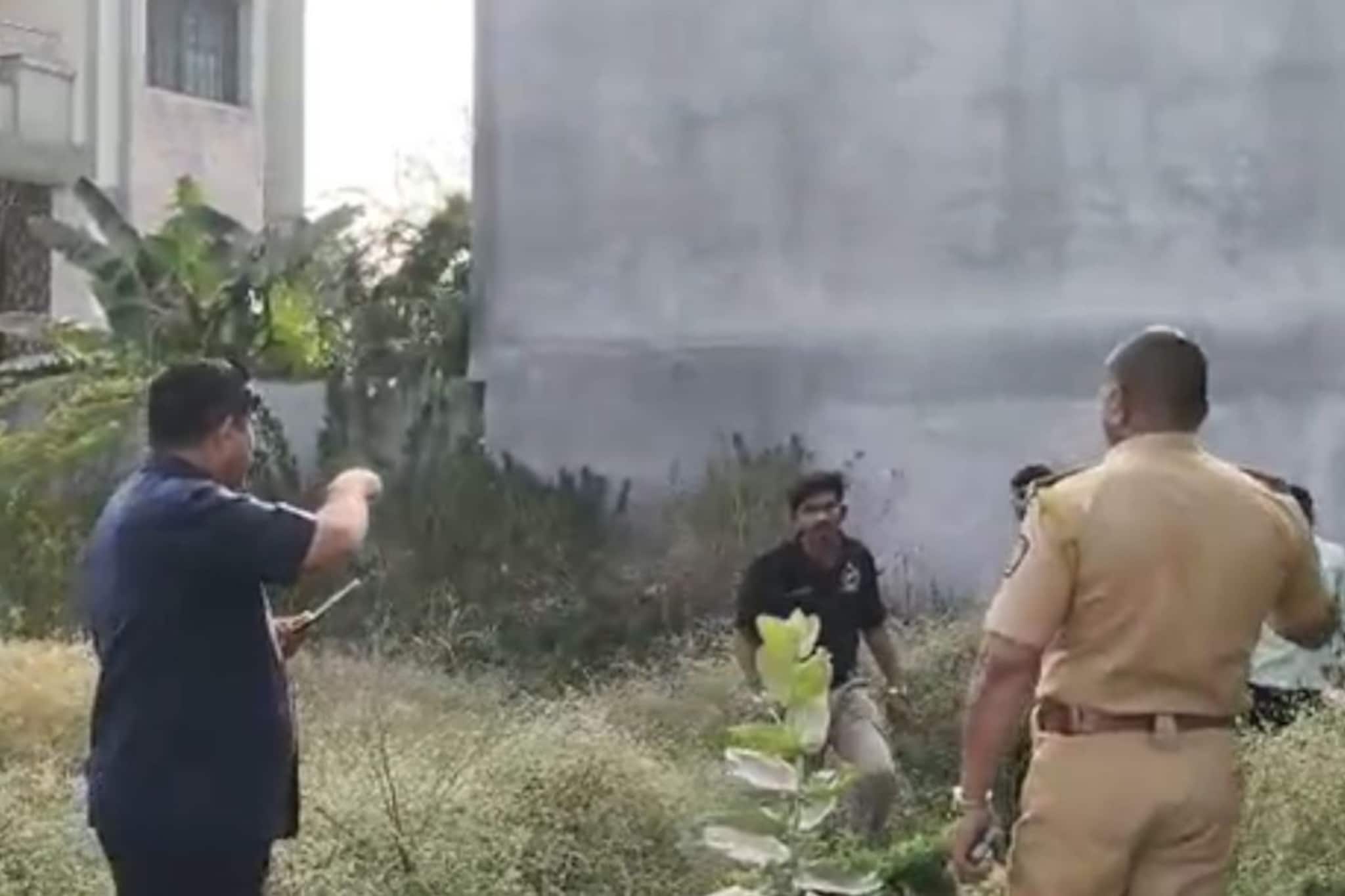 बीडच्या रस्त्यावर रक्तपात, आधी गोळीबार मग धारदार शस्त्राने पाठलाग करत मारलं बीडच्या रस्त्यावर रक्तपात, आधी गोळीबार मग धारदार शस्त्राने पाठलाग करत मारलं