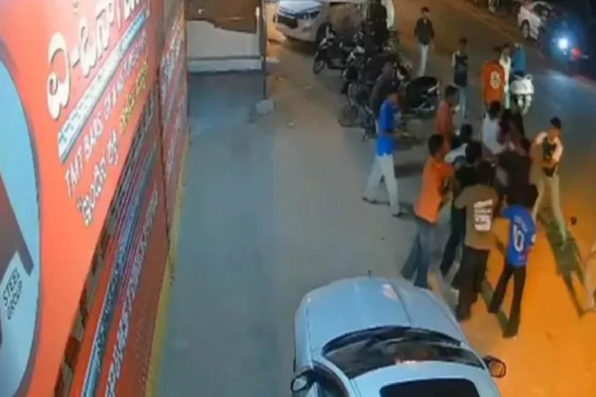 'ए सिगरेट अन् दारू आण...' कॉलेजमध्ये रॅगिंगचा थरार, लोखंडी सळ्या-दगडाने हल्ला