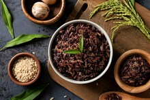 Black Rice : ब्लॅक राईस का म्हणतात ‘सुपरफूड’? डायबिटीज ते इम्युनिटीपर्यंत फायदेशीर, पांढऱ्या भाताप्रमाणे शिजवू नका; परफेक्ट पद्धत माहित करुन घ्या